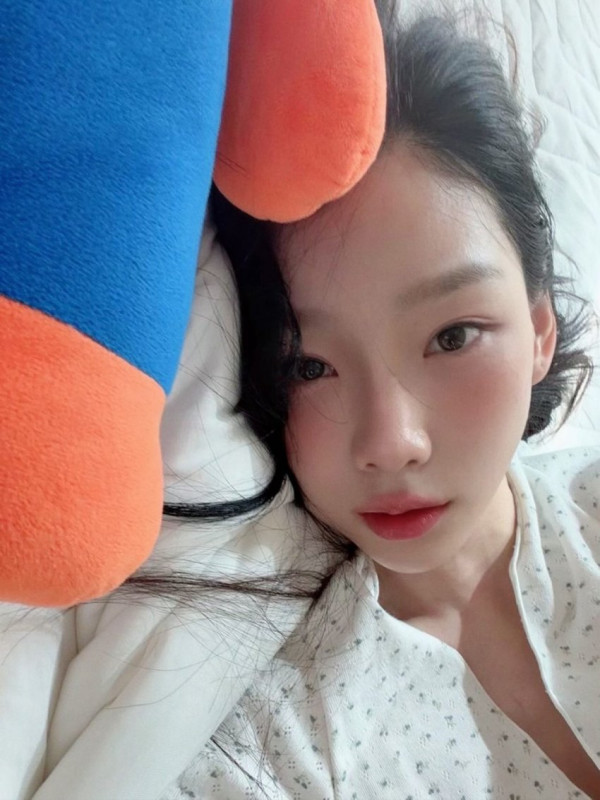 볼이 발그레한 태연..침대 셀카