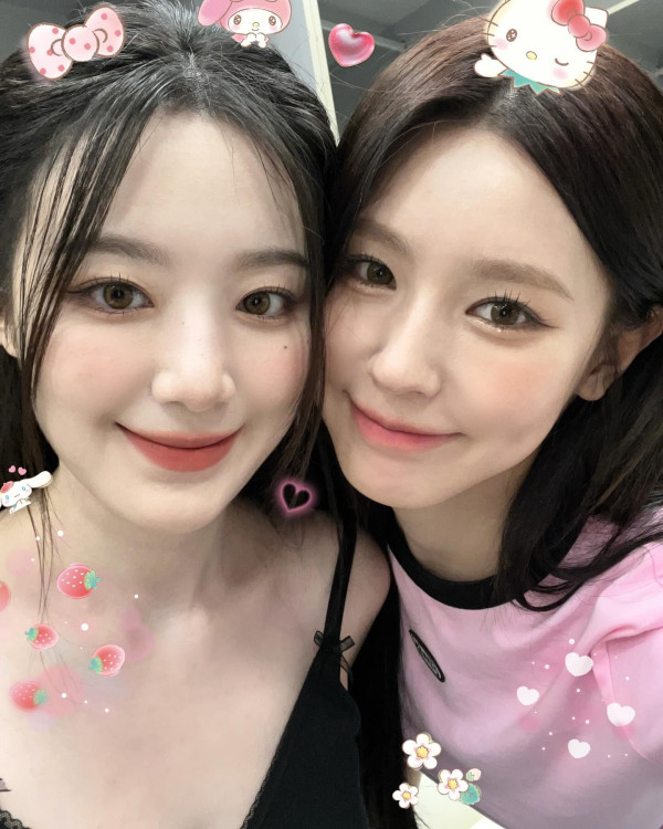 혀 빼꼼 내민 핑크색 크롭 반팔티 아이들 미연