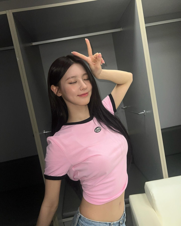 혀 빼꼼 내민 핑크색 크롭 반팔티 아이들 미연