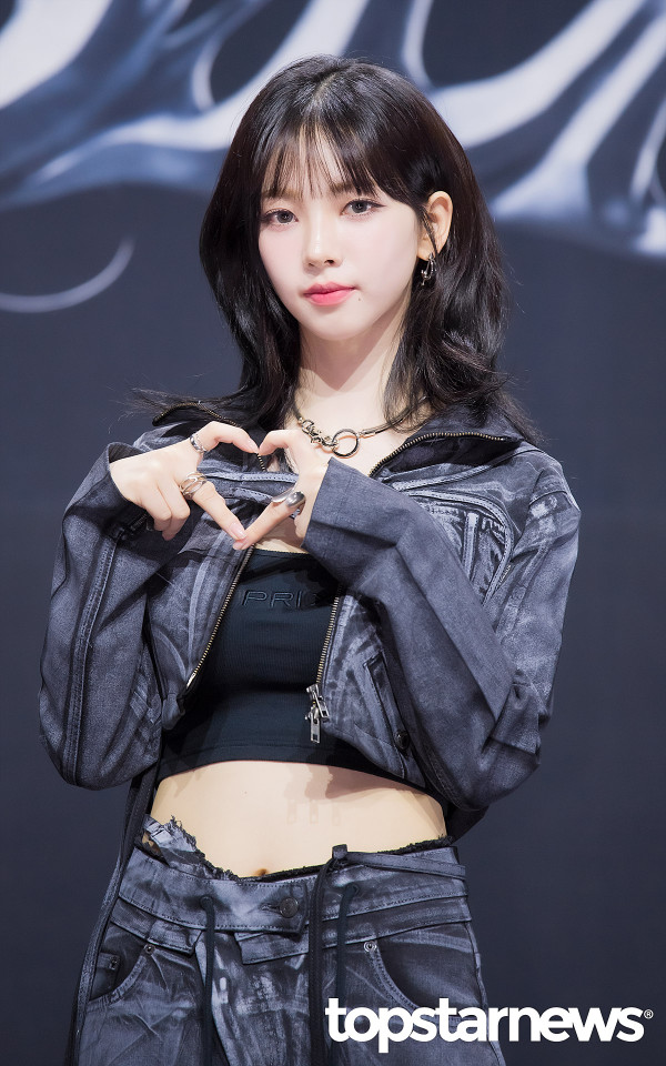 검정 탱크탑 에스파 카리나