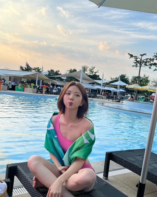 애스터스쿨 프듀48 이가은 핑크색 모노키니 수영복 몸매
