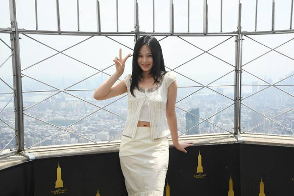 화이트 크롭탑룩 비비