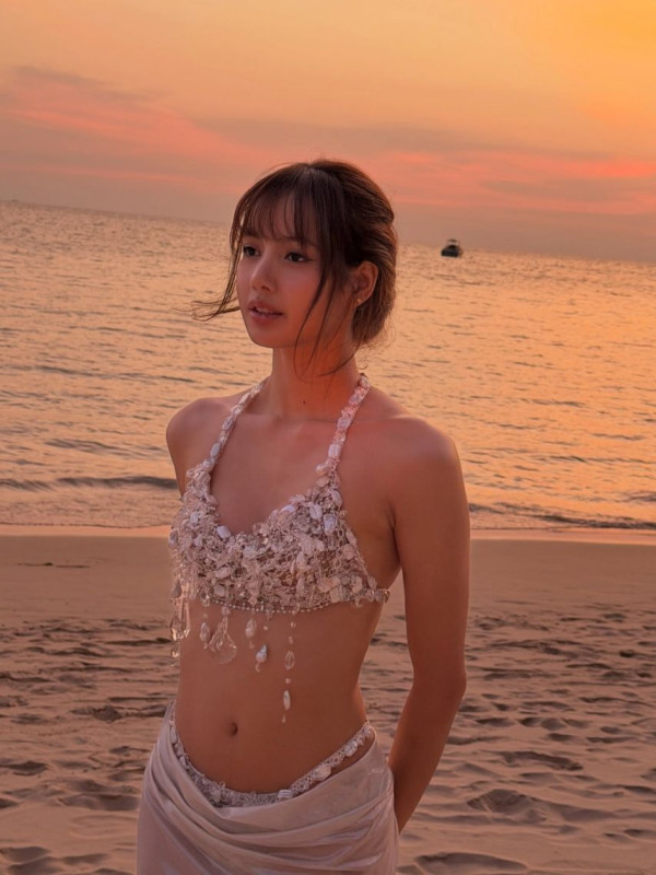 비키니 입고 엉덩이 자랑하는 블랙핑크 리사