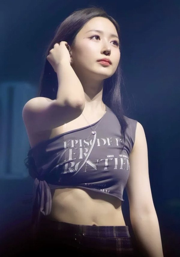 원오프숄더 의상 엔믹스 해원