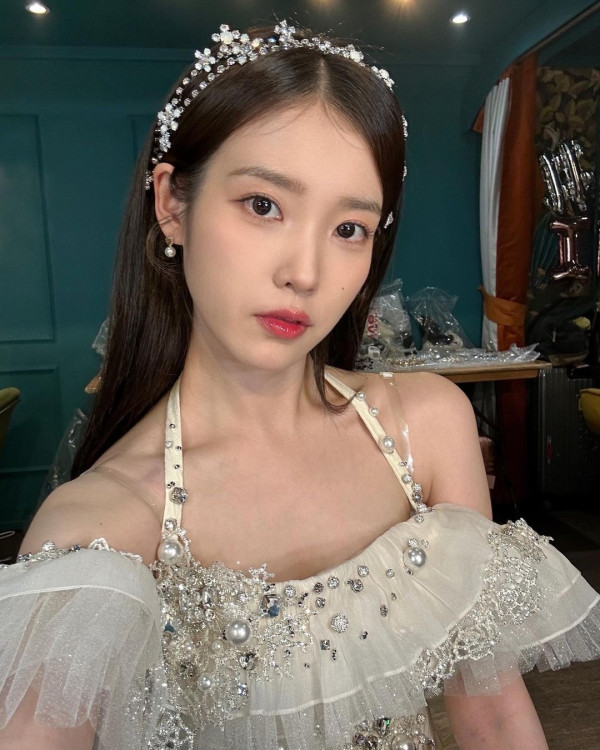 러블리한 화이트 오프숄더 프릴의상 아이유