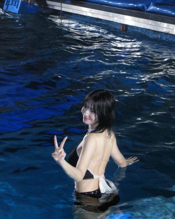 트와이스 모모 검정 투피스 수영복