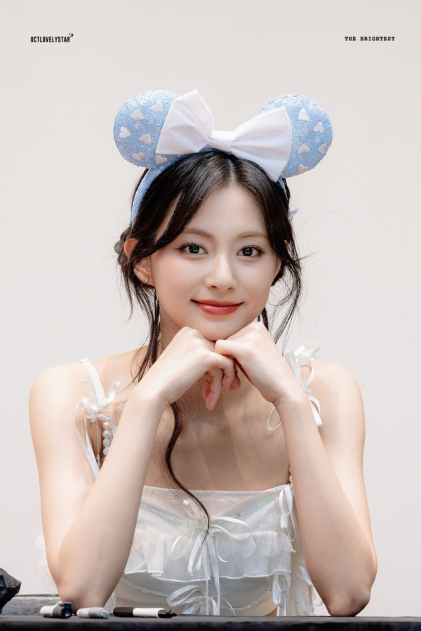 흰 끈나시 트와이스 쯔위