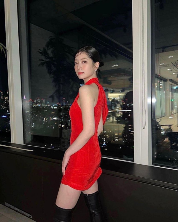 한쪽 어깨를 드러낸 트와이스 다현