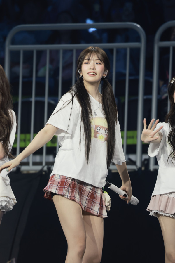 귀여운 양갈래 머리 안유진