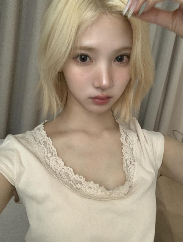 셀카 찍는 하투하 지우