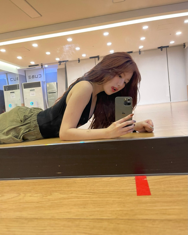 검은색 GUESS 민소매 요망한 아이들 슈화