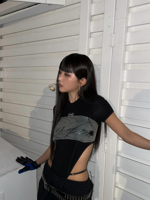 팬티끈 올라온 검정 모노키니 의상 레드벨벳 슬기.jpg