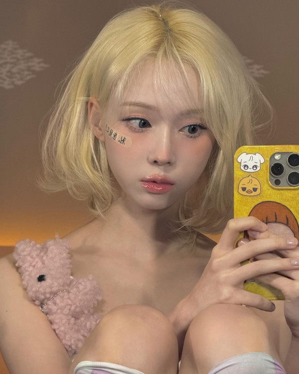 밴드를 붙인 에스파 윈터