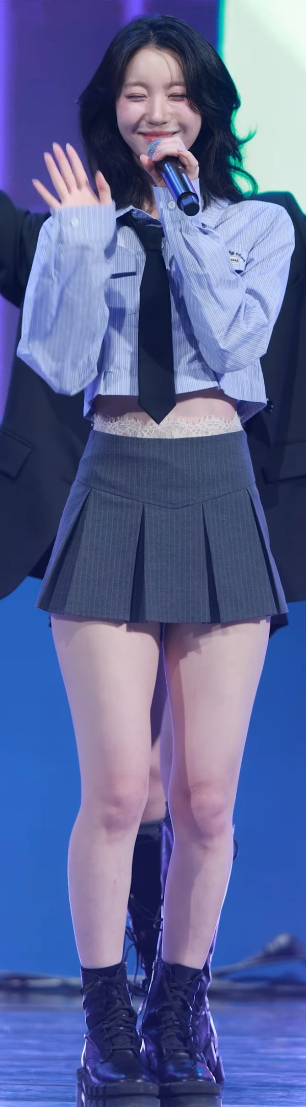 회색 교복 오마이걸 유빈