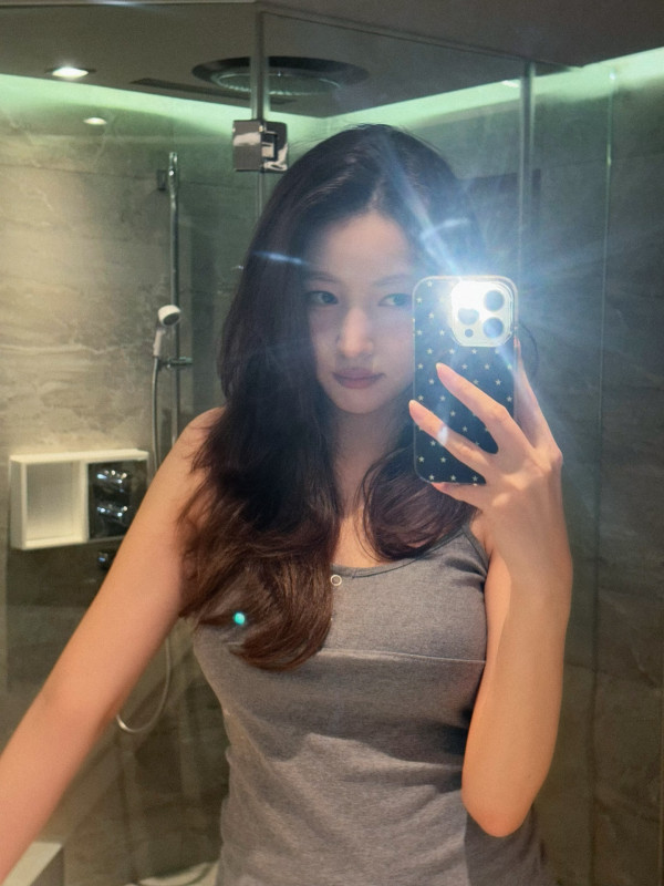 거울 셀카 찍는 여자친구 소원