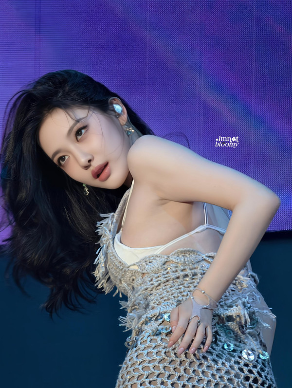 흰색 끈비키니 에스파 닝닝