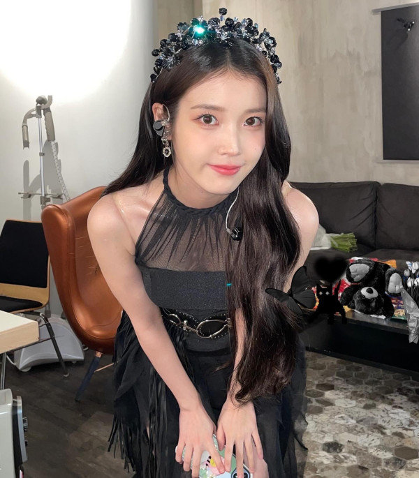 러블리한 화이트 오프숄더 프릴의상 아이유