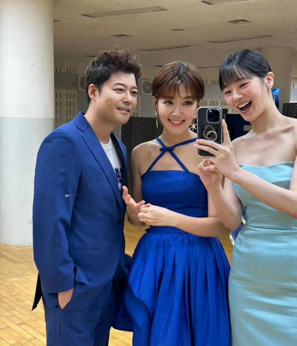 연세대 축제 MC 배우 박규영 오프숄더 드레스 몸매