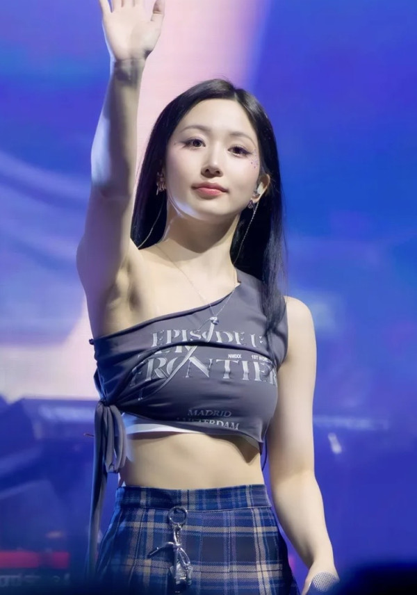 원오프숄더 의상 엔믹스 해원