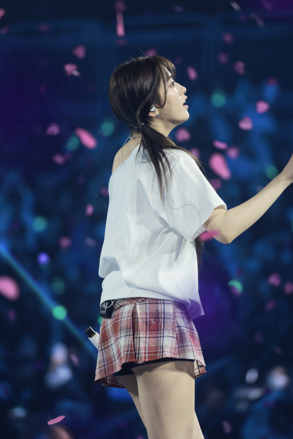 귀여운 양갈래 머리 안유진