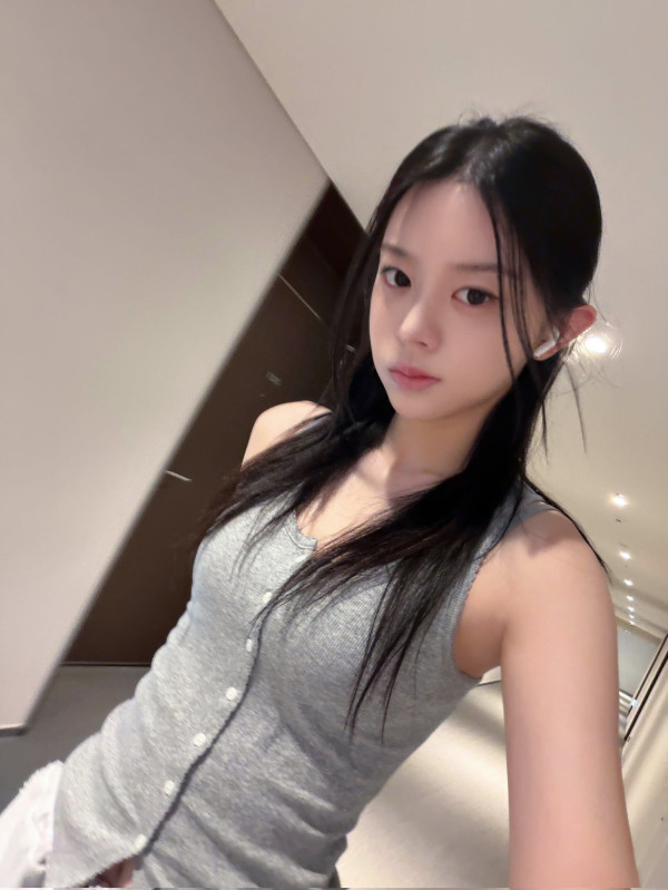 회색 민소매 아일릿 민주