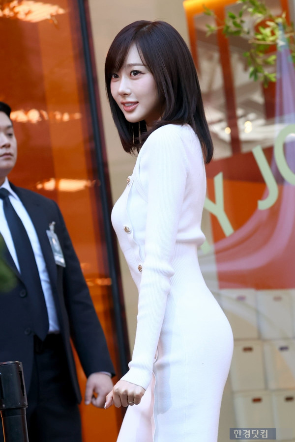 달라 붙는 흰 미시룩 지젤