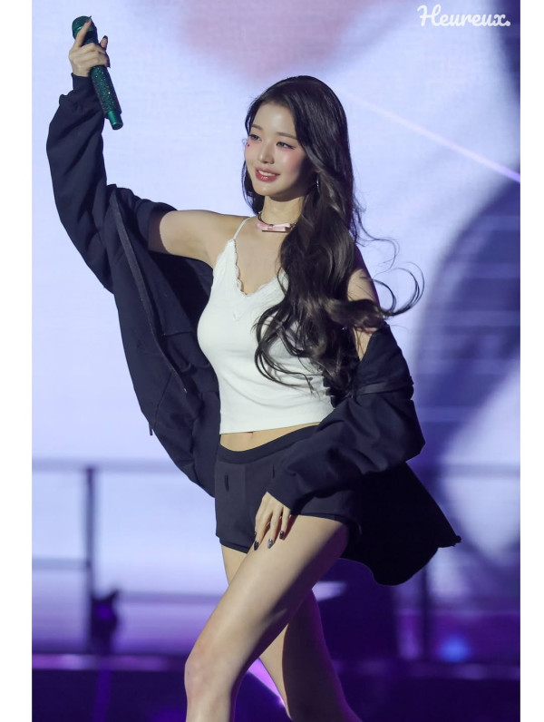 흰 레이스 캐미솔 장원영