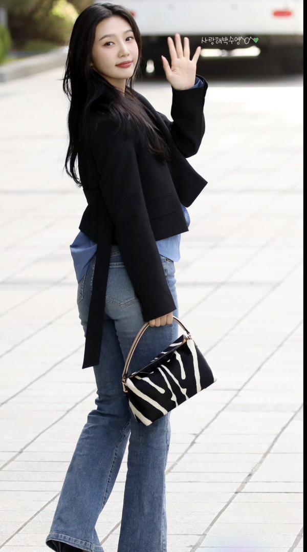 레드벨벳 조이 청바지 뒤태