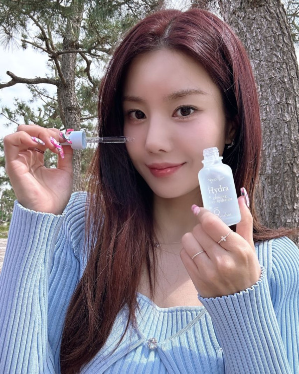 권은비 묵직한 하늘색 골지 가디건