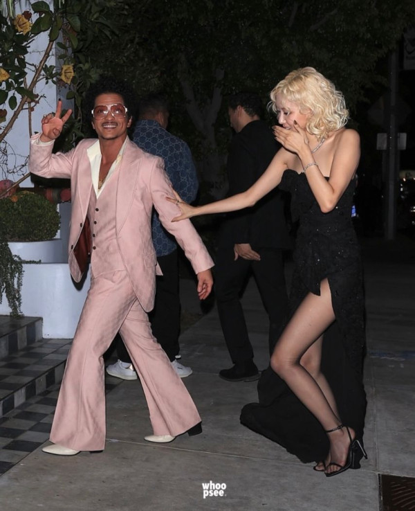 그래미 무대 후 블핑 로제X브루노 마스 피자 타임