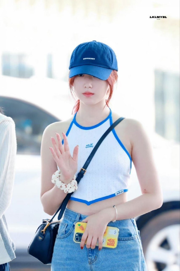 등짝은 거의 수영복 수준인 흰 끈홀터넥 나시 아이들 슈화