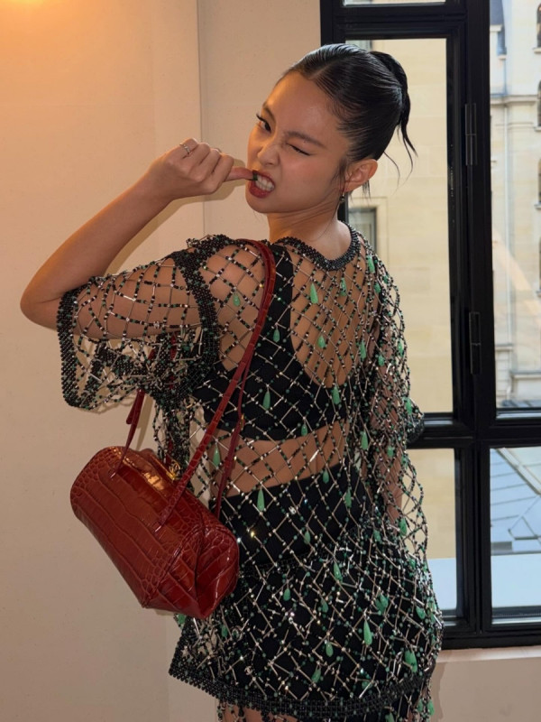 제니 파격적인 란제리 의상