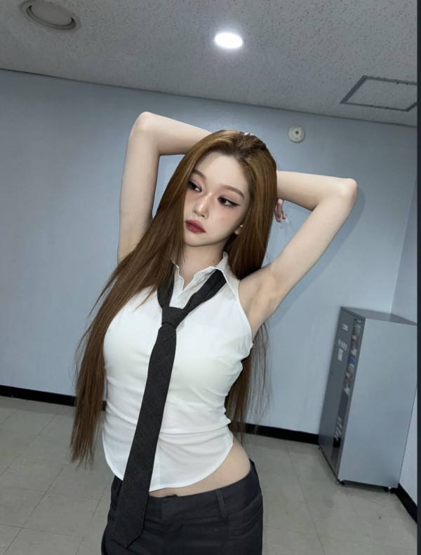 Billlie 츠키 흰 민소매 셔츠