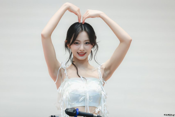 흰 끈나시 트와이스 쯔위