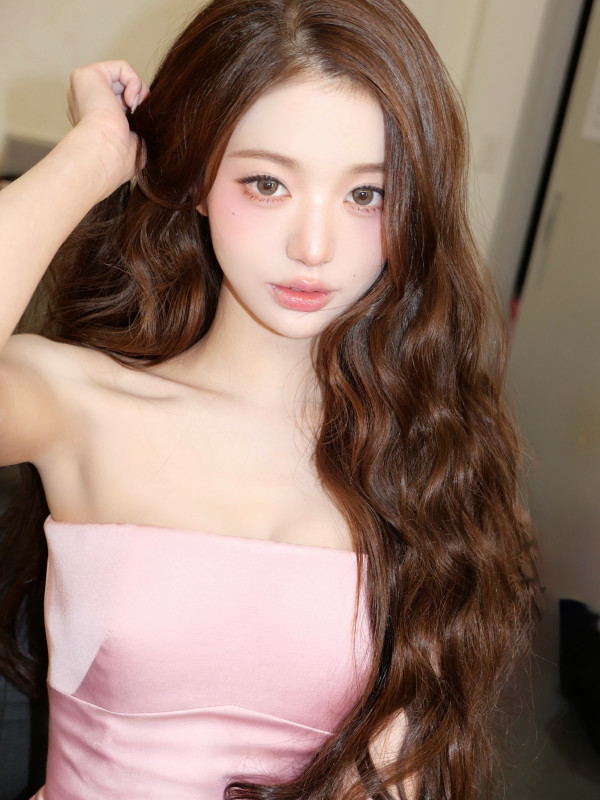 아이브 원영 핑크색 오프숄더