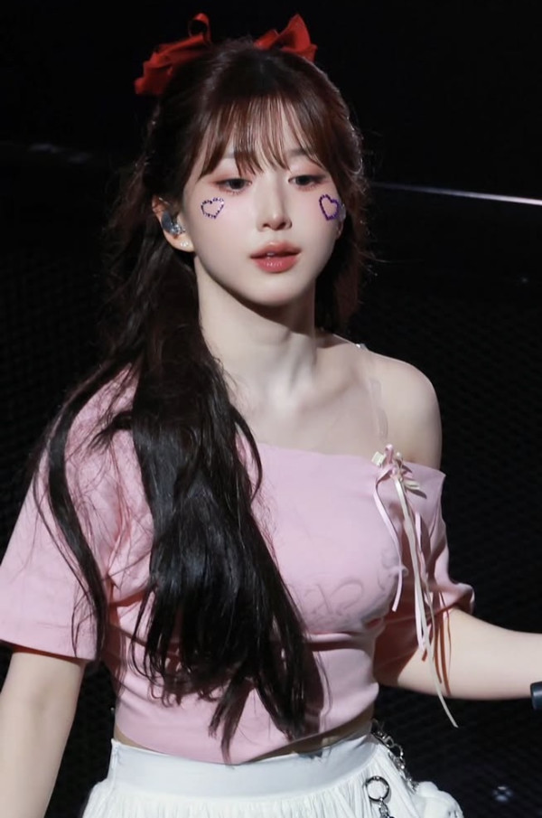 원오프숄더 의상 엔믹스 해원