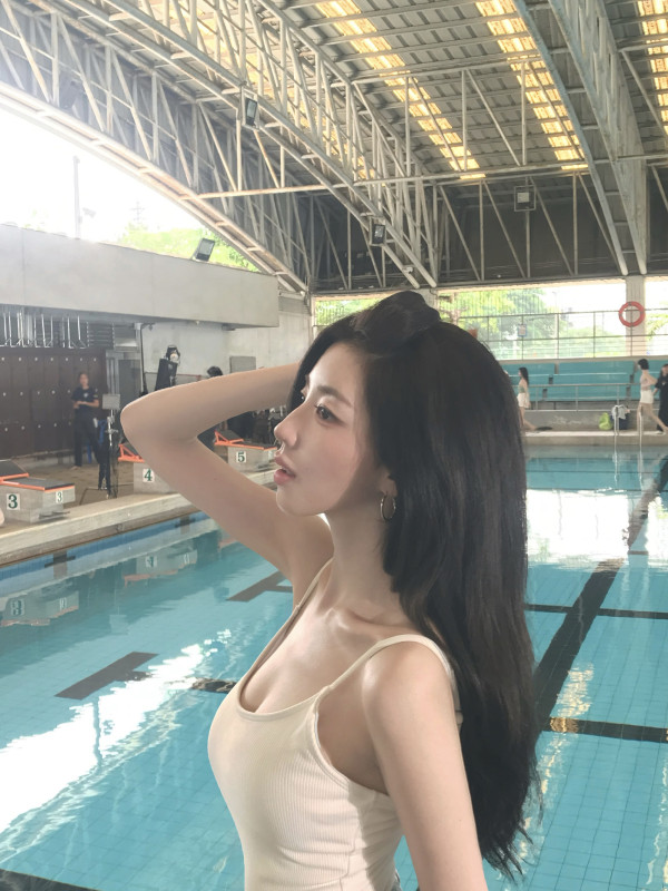 수영장에서 촬영한 트리플에스 박소현