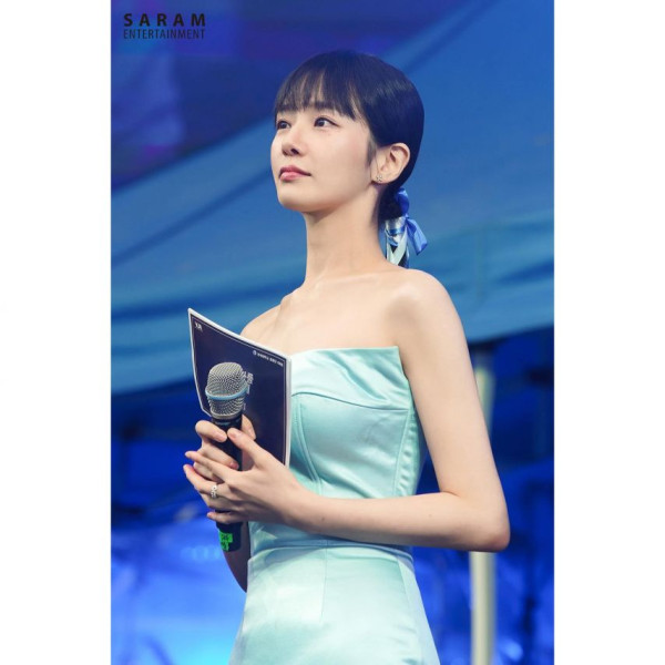 연세대 축제 MC 배우 박규영 오프숄더 드레스 몸매