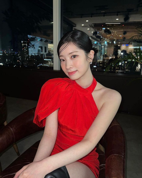 한쪽 어깨를 드러낸 트와이스 다현