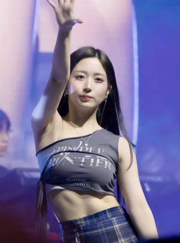 원오프숄더 의상 엔믹스 해원