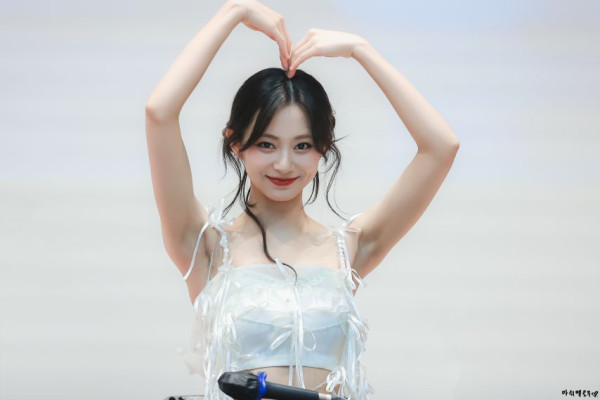 흰 끈나시 트와이스 쯔위