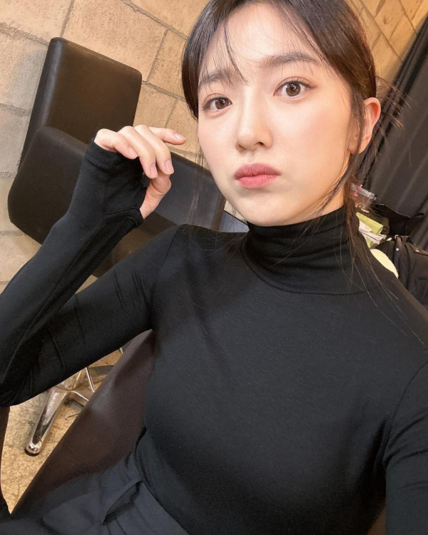 배우 표예진 검은색 목폴라티