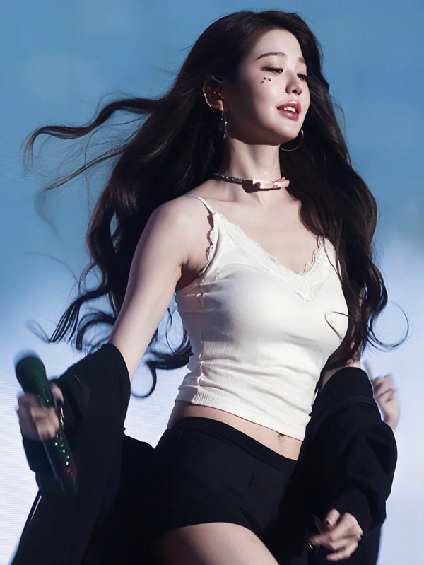 흰 레이스 캐미솔 장원영