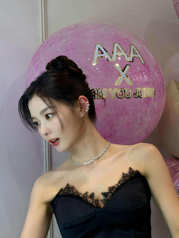 배우 김유정 검정 드레스.jpg