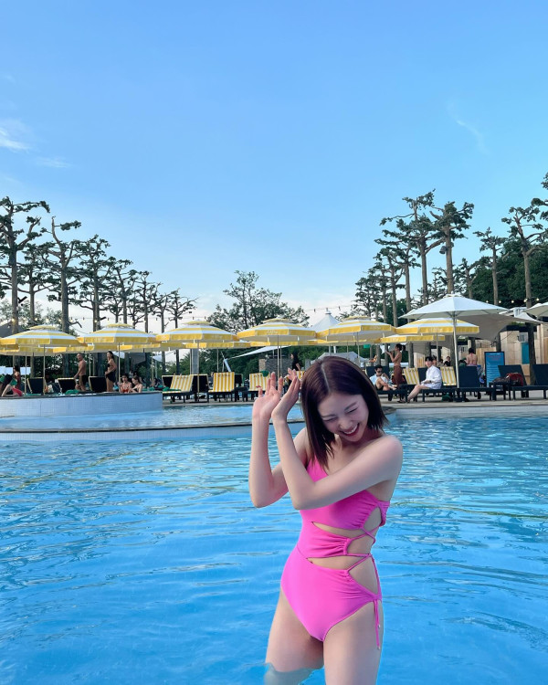 애스터스쿨 프듀48 이가은 핑크색 모노키니 수영복 몸매