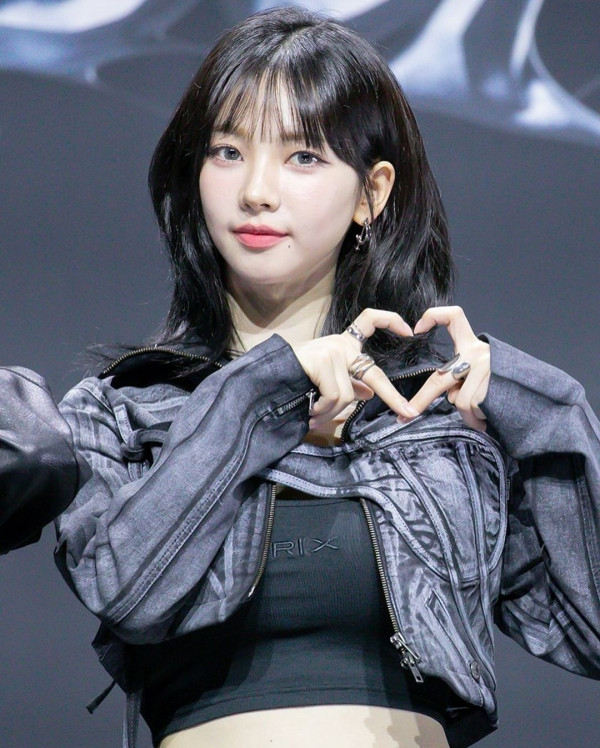 검정 탱크탑 에스파 카리나