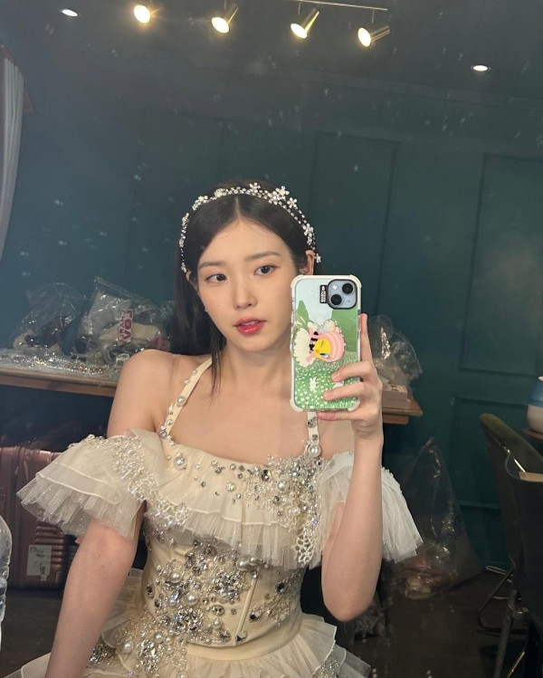 러블리한 화이트 오프숄더 프릴의상 아이유