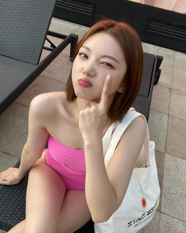 애스터스쿨 프듀48 이가은 핑크색 모노키니 수영복 몸매