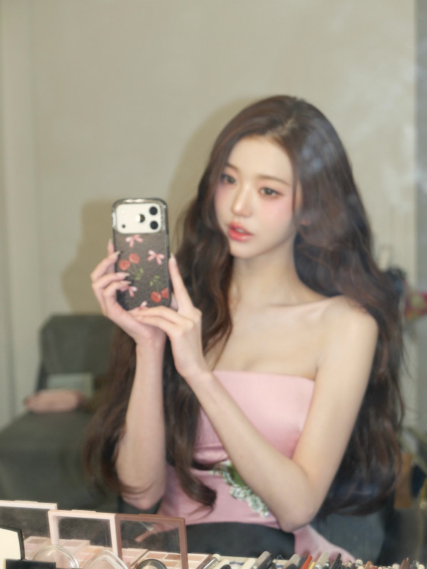 아이브 원영 핑크색 오프숄더