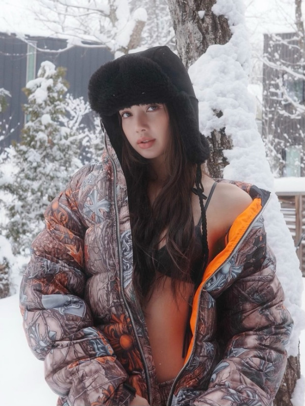 눈밭에서 과감 노출, 블랙핑크 리사